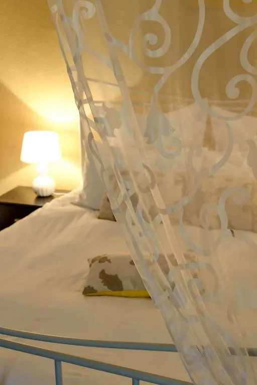 منزل الضيف برينيول  في Le Fouloir A Draps بيت ضيافة