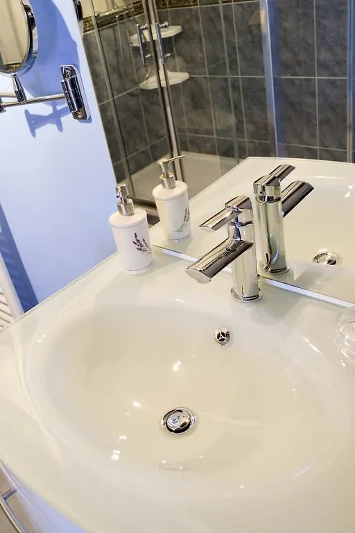 منزل الضيف برينيول  في Le Fouloir A Draps بيت ضيافة